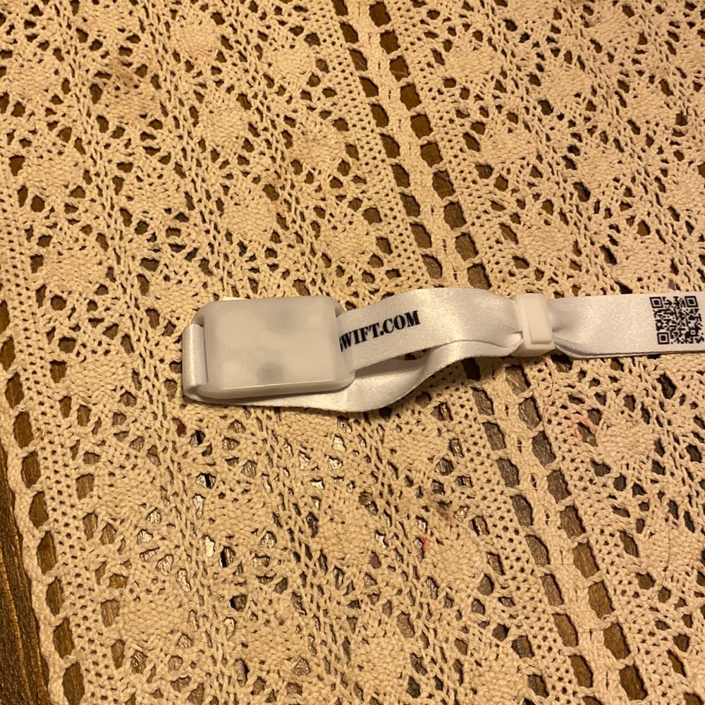Taylor Swift light up bracelet STILL WORKS